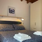 Mansarda Del Gallo Attico Vista Con Piscina Salò