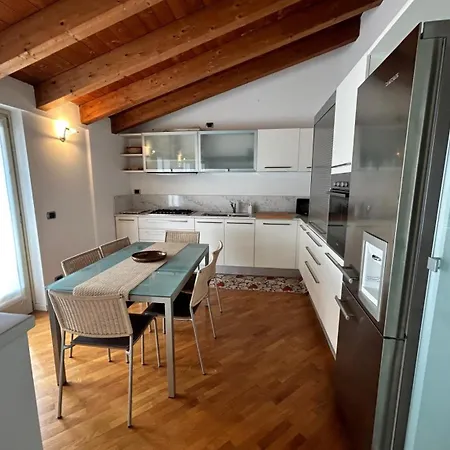 Lejlighed Mansarda Del Gallo Attico Vista Con Piscina Salò